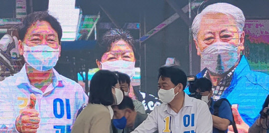 14일 오후 강원 원주시 만대로 더불어민주당 이광재 강원도지사 후보의 '강원성공캠프' 원주사무소 개소식에 참석한 박지현 공동비상대책위원장이 만나 인사를 나누고 있다.<연합뉴스>